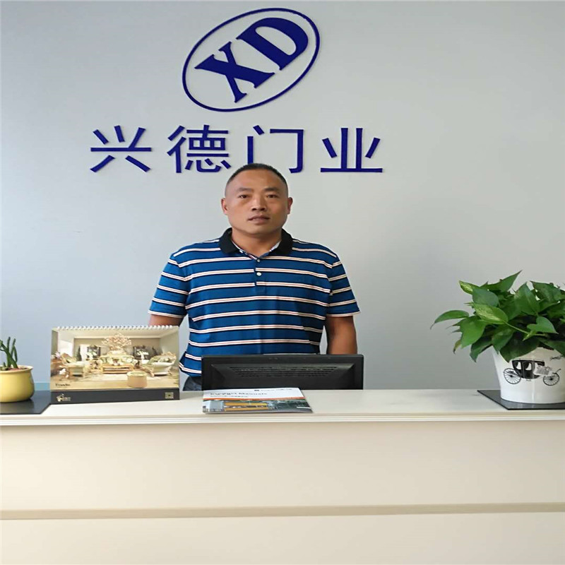 兴德门业快速门员工图片