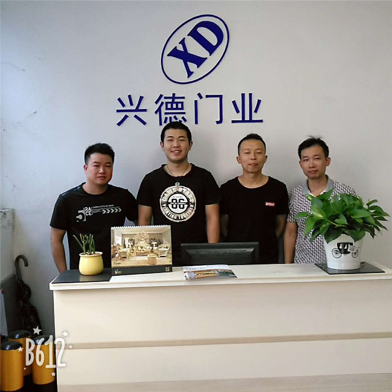 兴德门业快速门员工图片