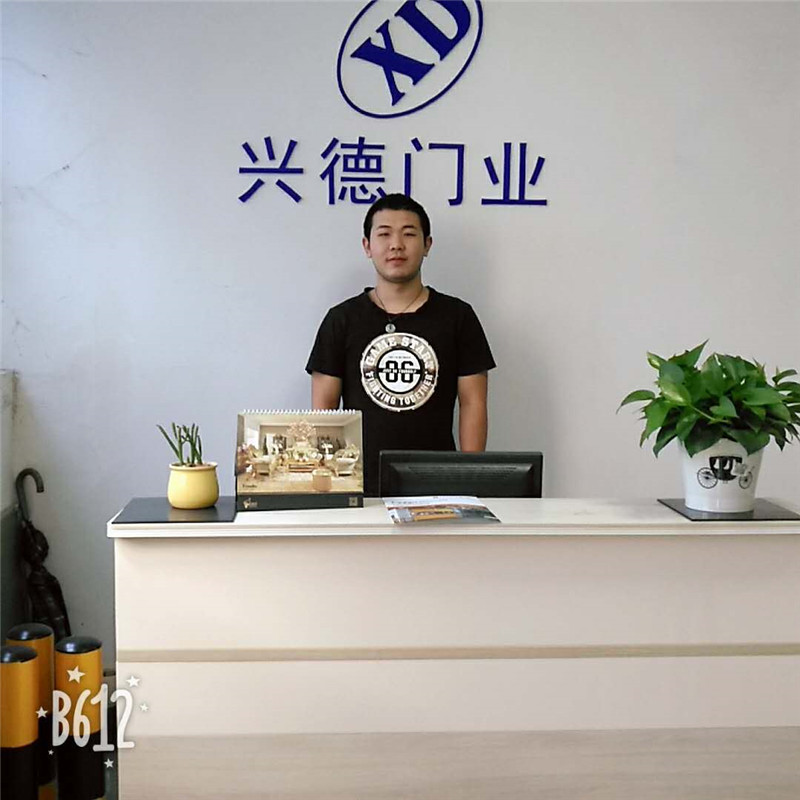 兴德门业快速门员工图片