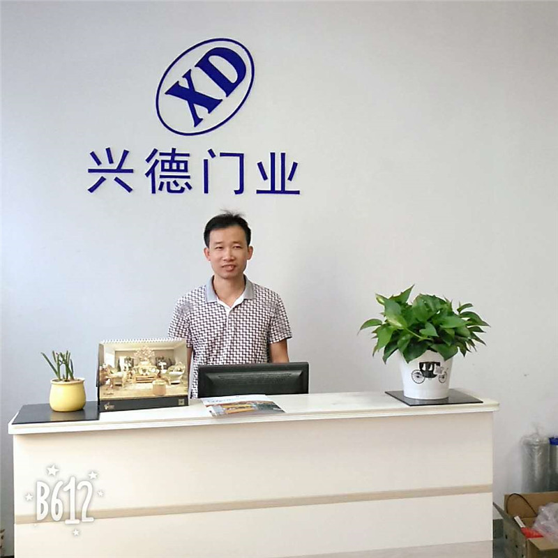 兴德门业快速门员工图片