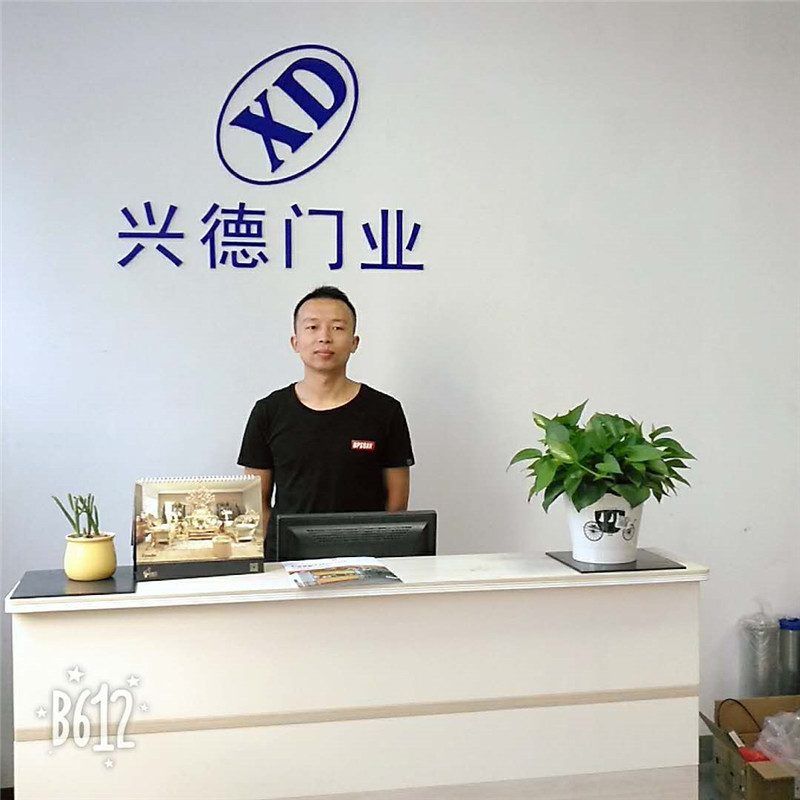 兴德门业快速门员工图片